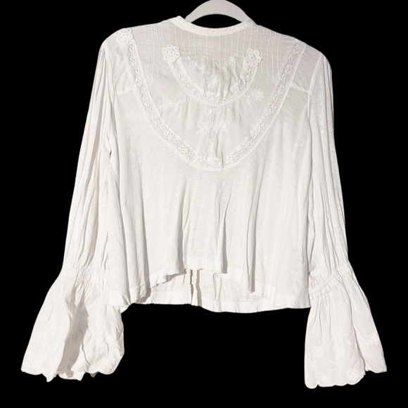 Free People 😍 White Flowy / Open back blouse❣️ - Picture 1 of 5